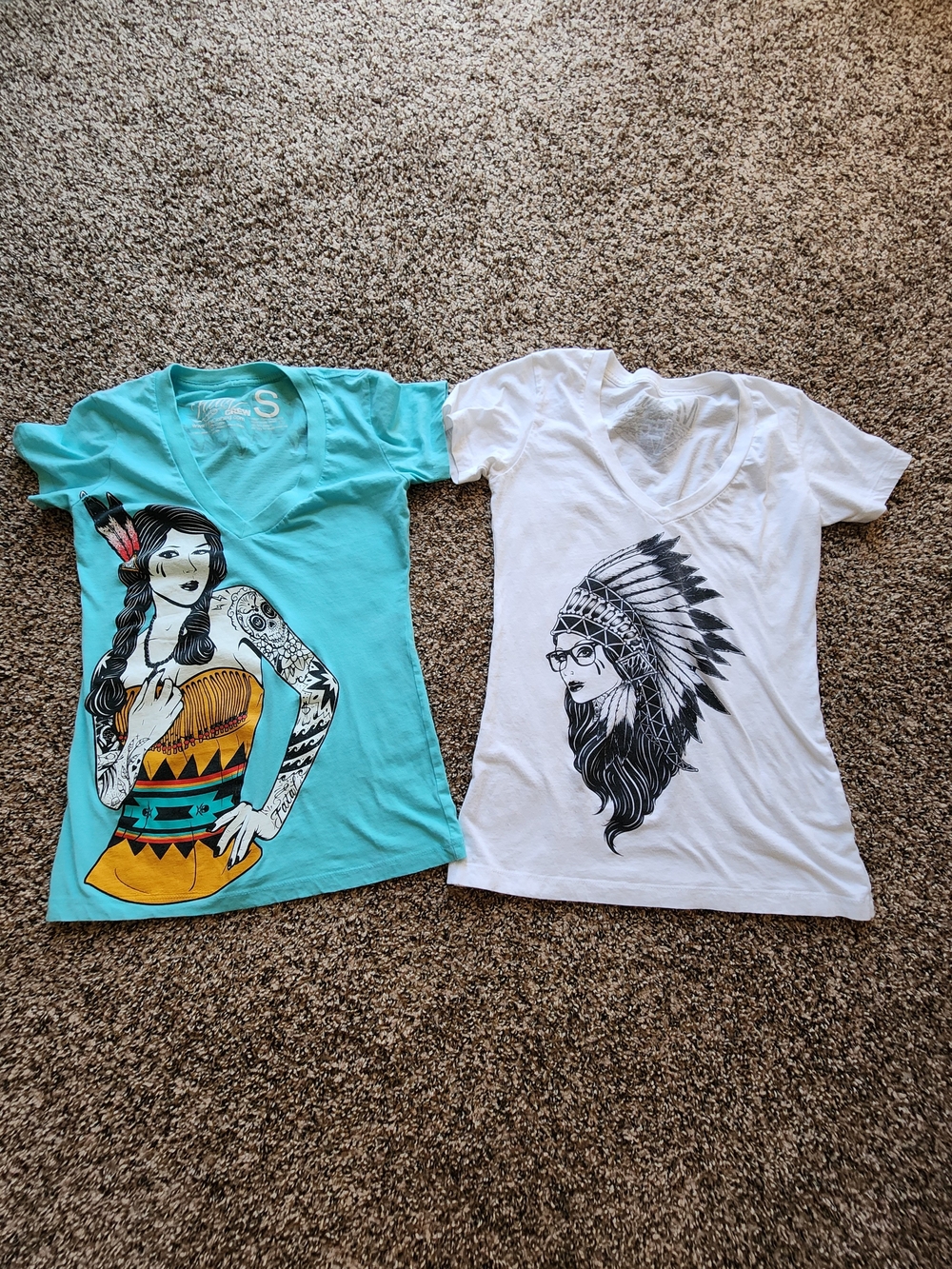 Tribal Graphic V-Neck Tees - Turquoise /White